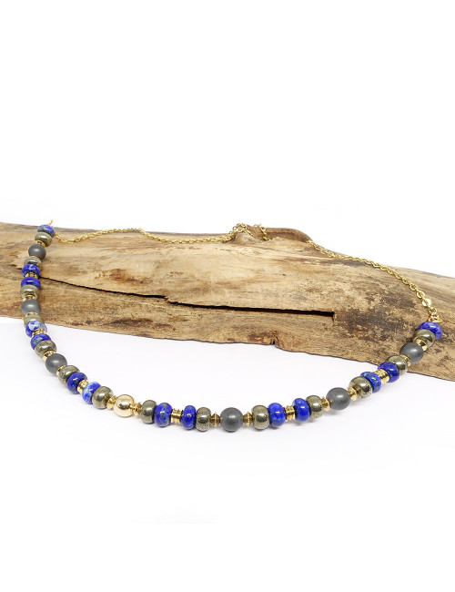 Collier chaîne plaqué or et pierres de lapais lazuli, de pyrite et d'hématite.
