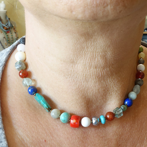 Collier de la collection Mahalo soigneusement réalisés à la main avec de véritables pierres semi-précieuses et des finitions e a
