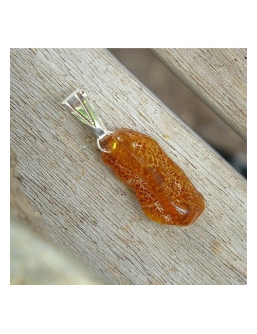 Pendentif ambre sur chaîne