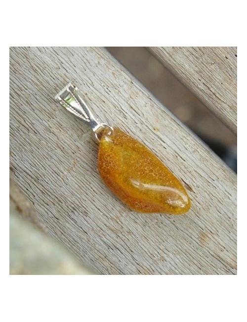 Pendentif ambre sur chaîne