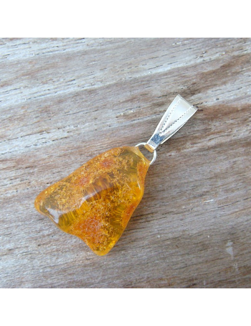 Pendentif ambre sur chaîne
