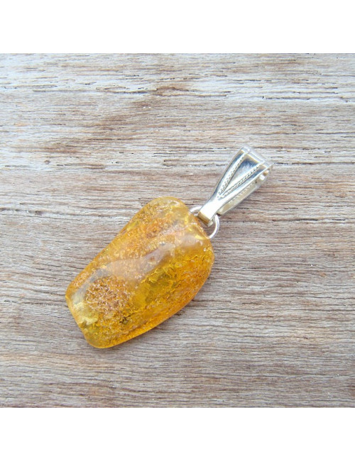 Pendentif ambre sur chaîne