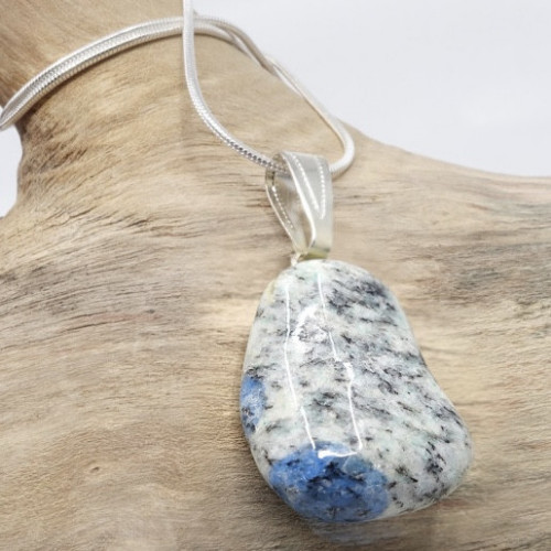 Pendentif K2 stone sur chaîne
