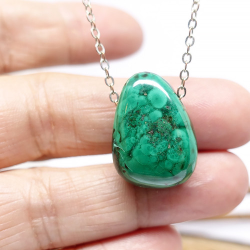 La malachite est une pierre du chakra du coeur. Tendresse infinie et amour de soi.