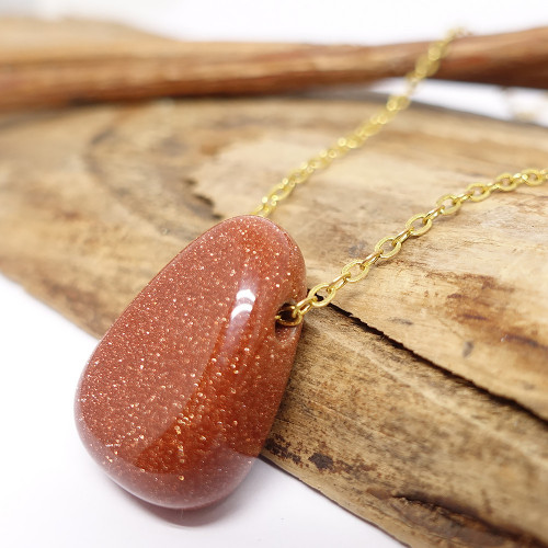 Pierre de soleil synthétique que l'on présente sous le nom de "GOLDSTONE"