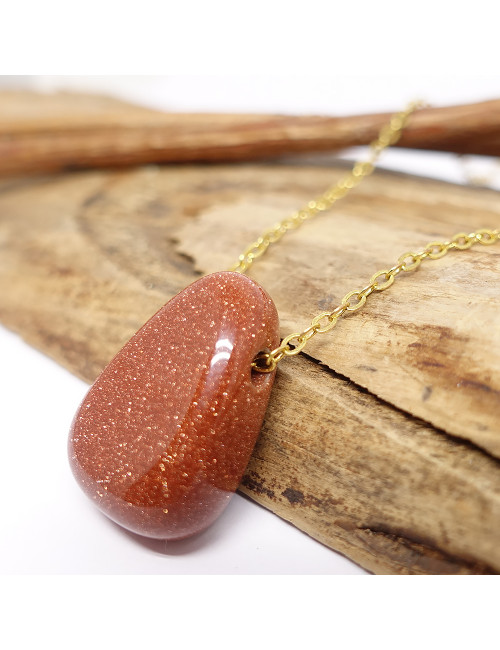 Pierre de soleil synthétique que l'on présente sous le nom de "GOLDSTONE"