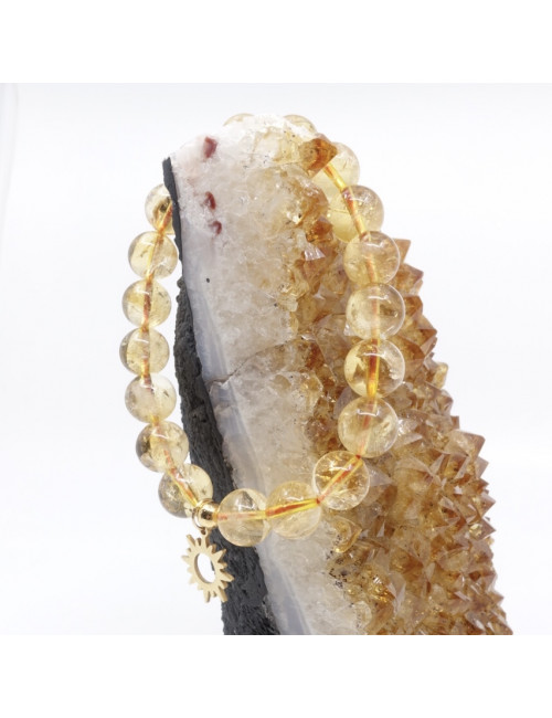 La citrine tonifie l’intelligence, aide à la concentration, développe le sentiment d’assurance et de courage.