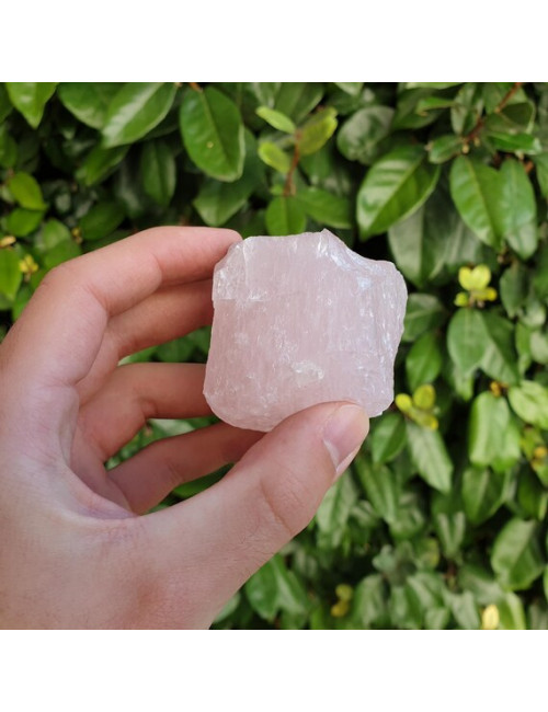 Le quartz rose représente la douceur, la tendresse infinie, la paix intérieure, le calme absolu et la spiritualité.