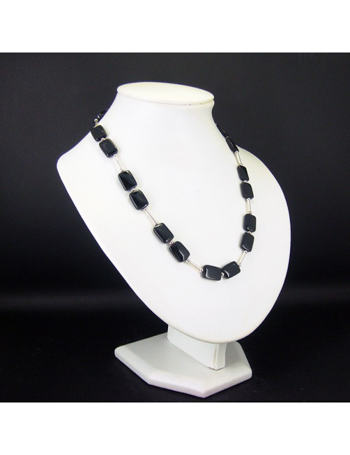 Collier onyx. Cette pierre peut aider à libérer les émotions négatives comme la tristesse et le chagrin.