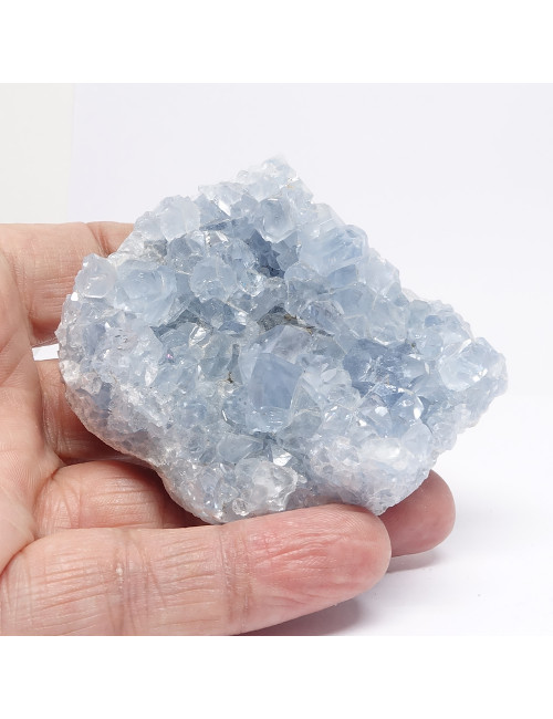 La symbolique de la pierre celestite est calme intérieur, douceur et communication