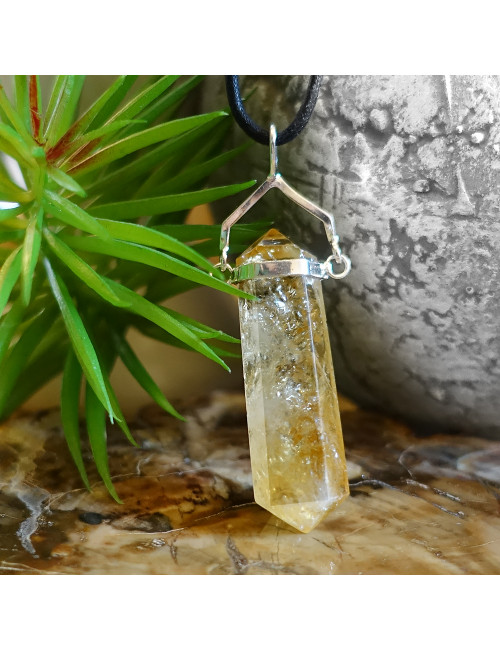 La pierre précieuse citrine brille comme un petit soleil et vous envoie des rayons de lumière réconfortants.