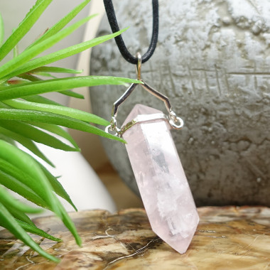 Le quartz rose est la pierre du cœur, il représente l'amour, la guérison émotionnelle et l'ouverture aux autres.