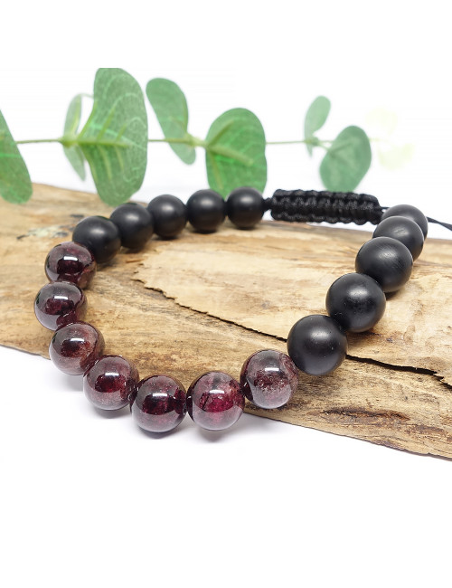 Le grenat est une pierre hautement régénérante, elle apporte la sérénité et inspire l’amour, c’est une pierre d'engagement.