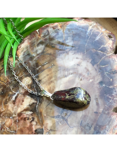 Jaspe sang de dragon, Pendentif sur chaîne