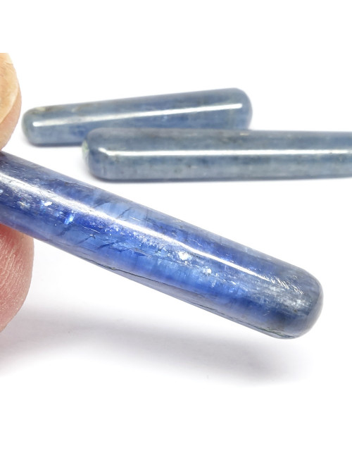 La cyanite est associée au rêve et au voyage mental ainsi qu’aux Arts. Elle est censée éveiller les sens et l’esprit.