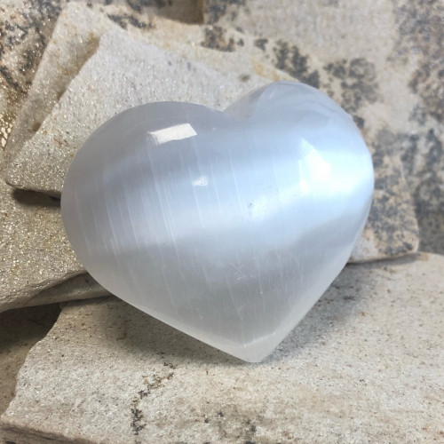 Augmentez les vibrations spirituelles dans votre vie avec ce cœur en sélénite.