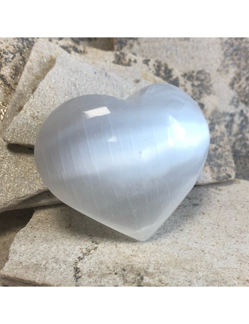 Augmentez les vibrations spirituelles dans votre vie avec ce cœur en sélénite.