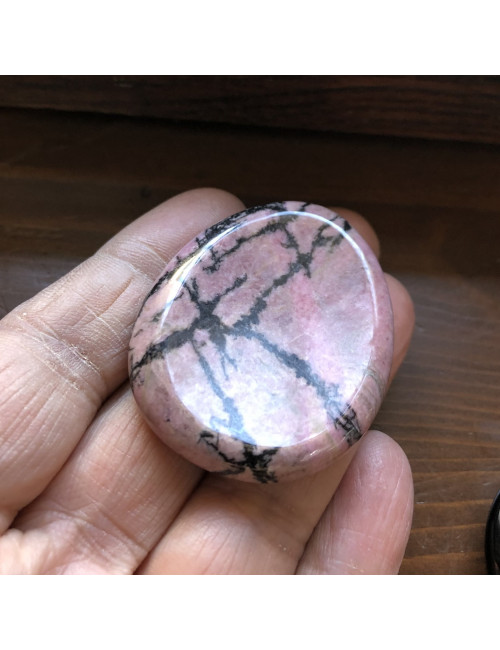 Galet pierre pouce en rhodonite