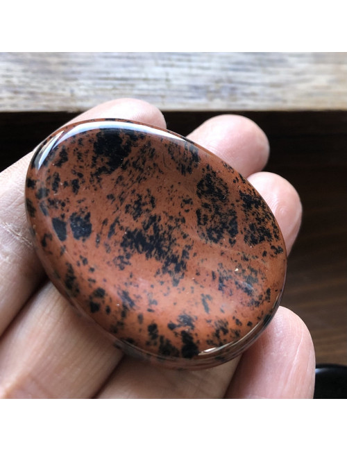 Galet pierre pouce en obsidienne mahogany