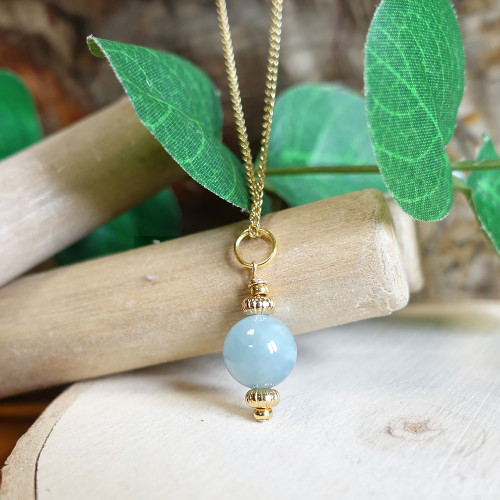 L’aigue marine convient au chakra de la gorge mais peut être placée sur la nuque pour aider au repos.