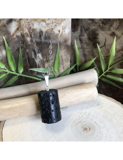 Pierre de Lave forme losange montée en pendentif