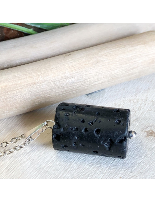 Pierre de Lave forme losange montée en pendentif