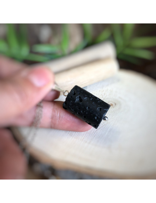 Pierre de Lave forme losange montée en pendentif