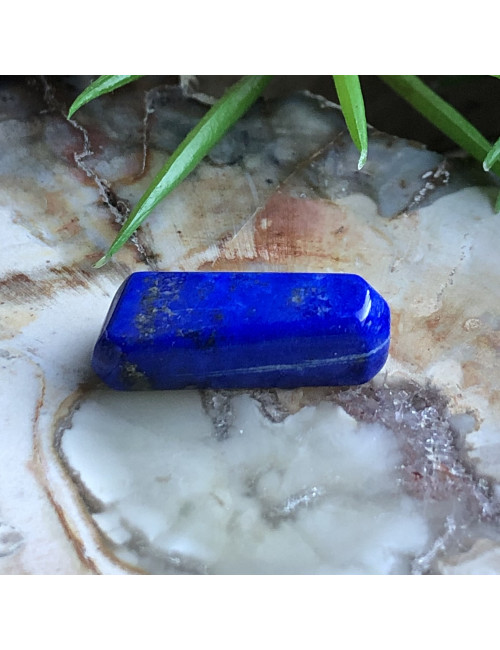 Lapis Lazuli, en tant que cristal de guérison, libère rapidement le stress, apportant une paix profonde.
