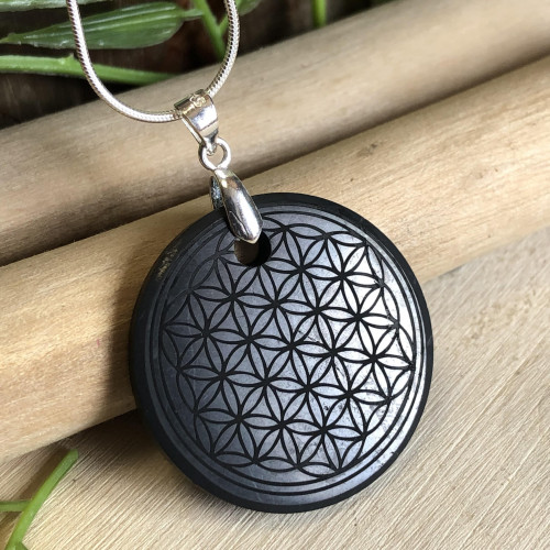 Apporte la lumière pendant les périodes d'obscurité ou d'incertitude. Apporte la lumière pendant les périodes d'obscurité ou d'incertitude.