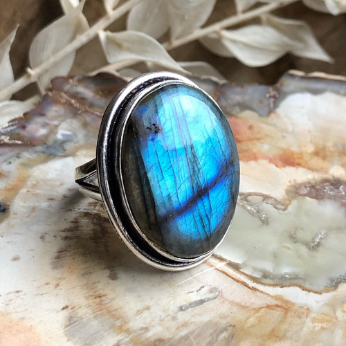 Bague avec cabochon en labradorite