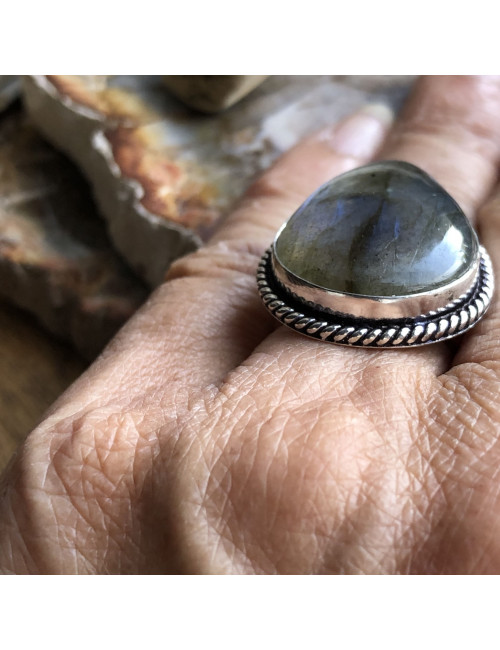 Bague en argent avec cabochon rond de PIERRE labradorite