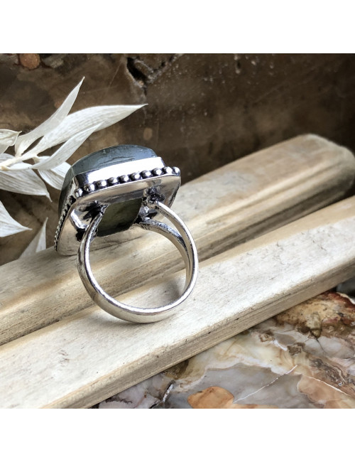 Bague en argent avec cabochon rond de PIERRE labradorite