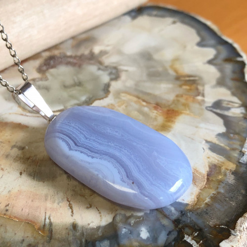 Pendentif calcédoine sur chaîne
