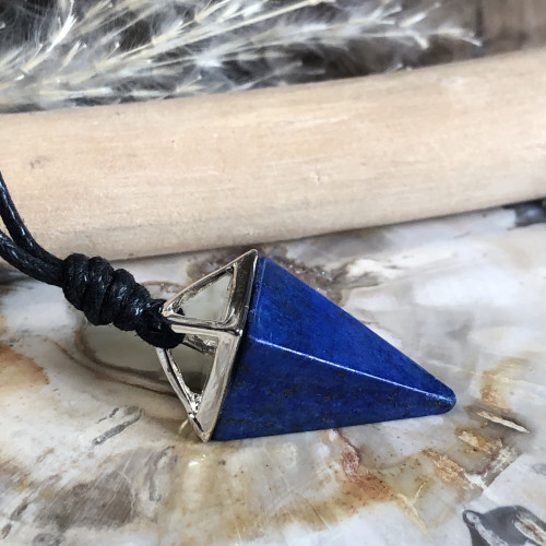 Pendentif sur cordon en pierre Lapis lazuli