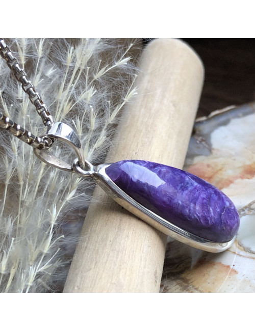 La charoïte est une merveilleuse pierre aux tons riches et soyeux.