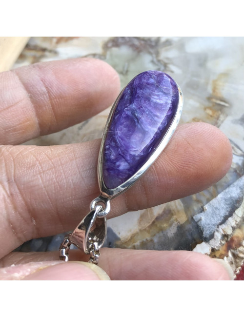 La charoïte est une merveilleuse pierre aux tons riches et soyeux.