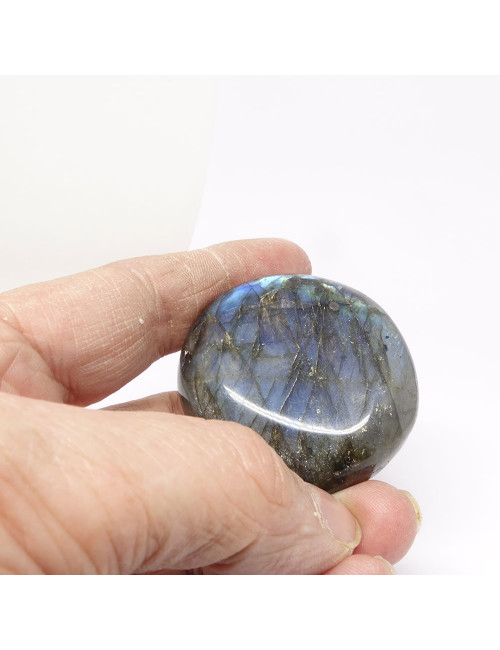 La labradorite est une pierre dont les couleurs changent selon l'angle de réfraction de la lumière