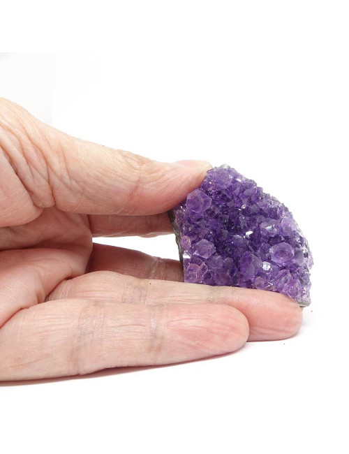 La pierre d'améthyste favorise le calme mental, l’estime de soi ainsi que vos phases de sommeil.