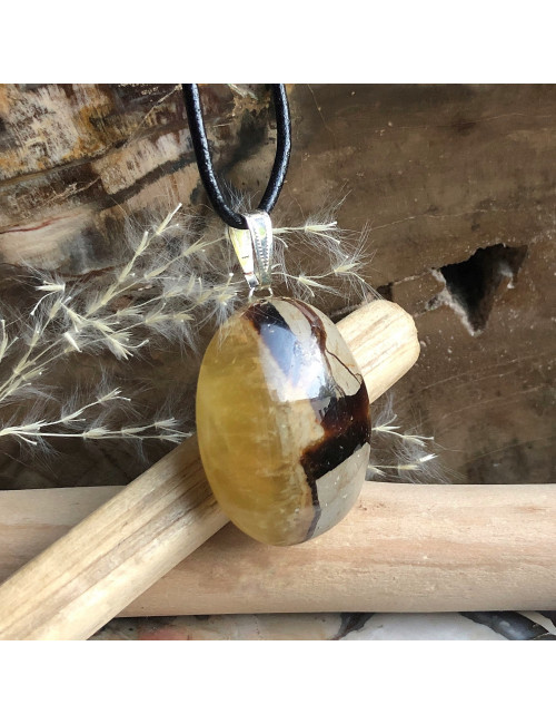 Pendentif plat en pierre de septaria sur cordon