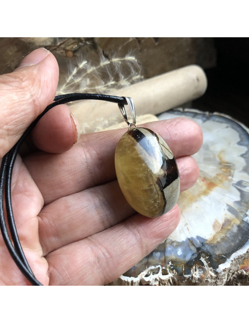 Pendentif plat en pierre de septaria sur cordon