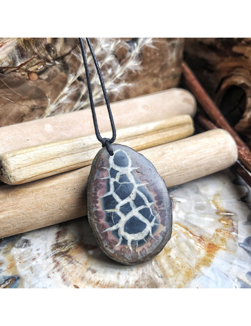 Pendentif demi-galet de Septaria en provenance du Maroc.