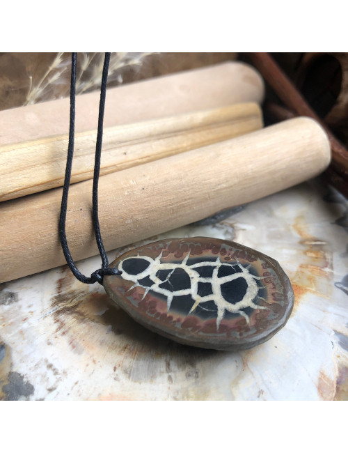 Pendentif demi-galet de Septaria en provenance du Maroc.