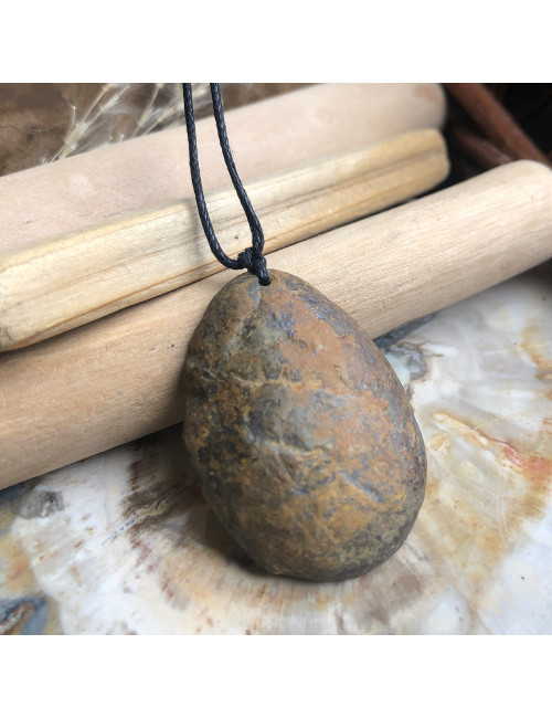 Pendentif en pierre de septaria du Maroc sur cordon