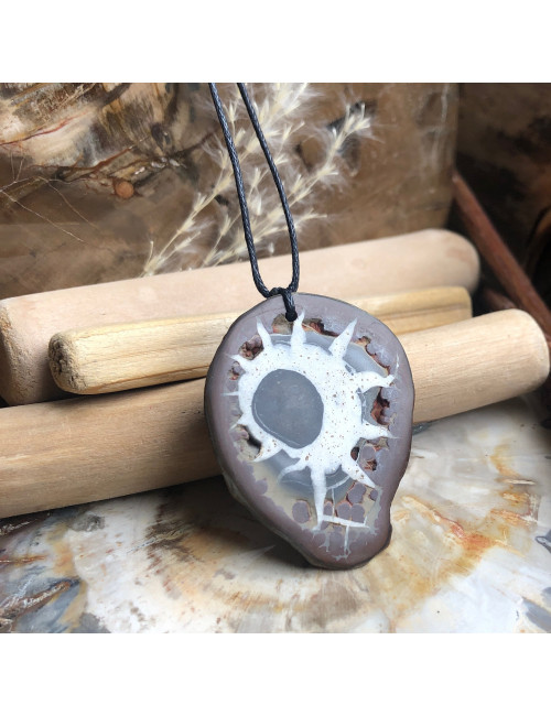 Pendentif demi-galet de Septaria en provenance du Maroc.