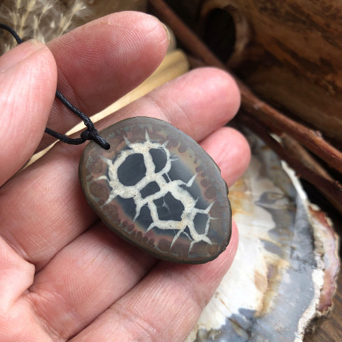 Porter un pendentif en Septaria est une façon de nous ancrer dans le présent.