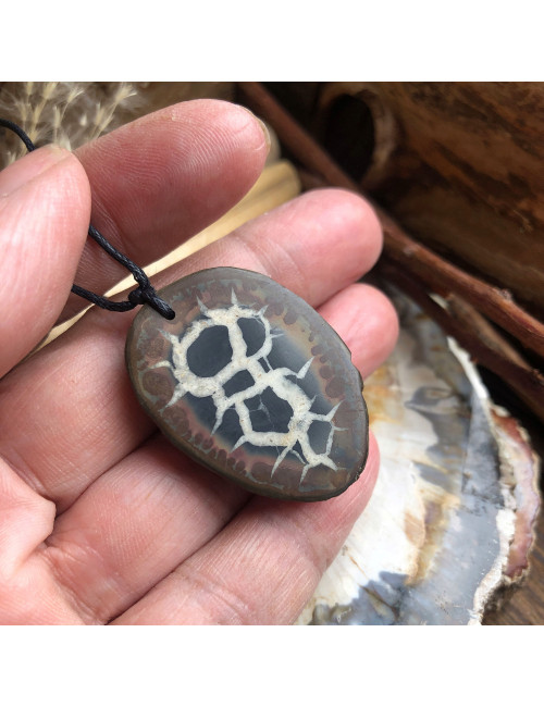 Porter un pendentif en Septaria est une façon de nous ancrer dans le présent.