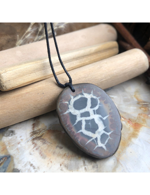 Porter un pendentif en Septaria est une façon de nous ancrer dans le présent.