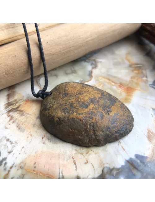 Porter un pendentif en Septaria est une façon de nous ancrer dans le présent.