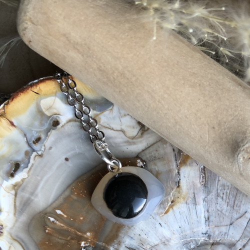 Spécialités en pierre fine. Pendentif en agate Oeil de Shiva