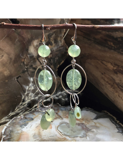 La prehnite stimule l'activité mentale, favorisant un esprit analytique. Stimule le métabolisme.